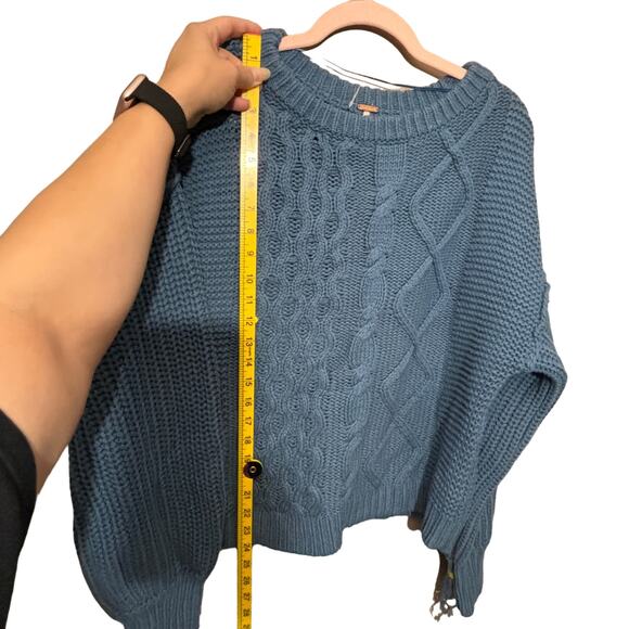 Free People Dream Cable Blue CHUNKY Crew Neck Sweater NWOT Size XS FLAW - Picture 13 of 14